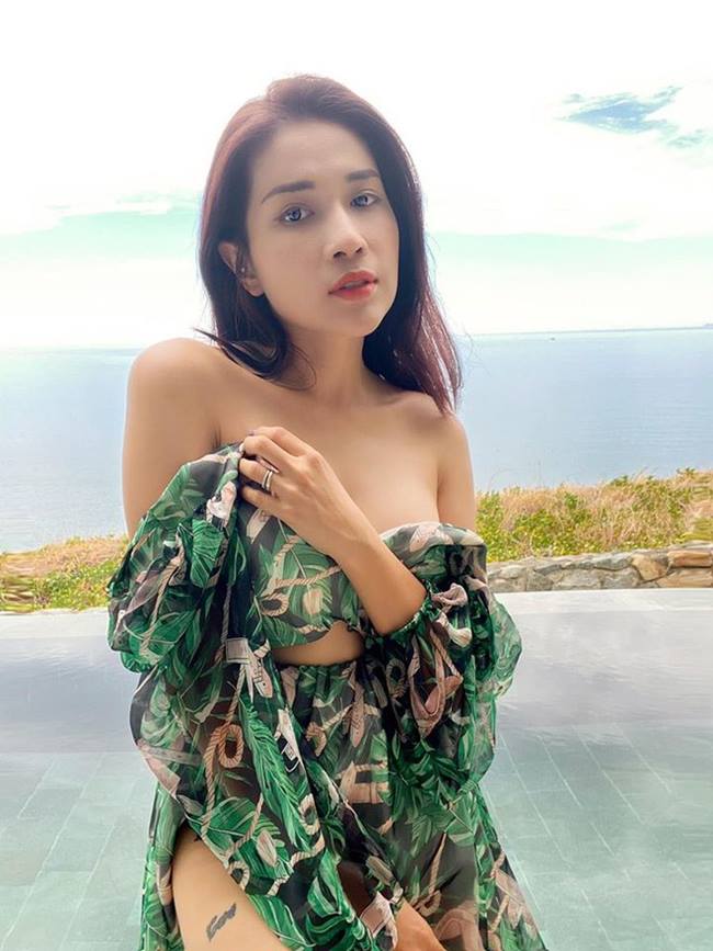 Dù có lợi thể về vóc dáng nhưng Khả Như ít lần mặc bạo, khoe &#34;vũ khí&#34; gợi cảm rõ nét như&nbsp;thời gian qua.
