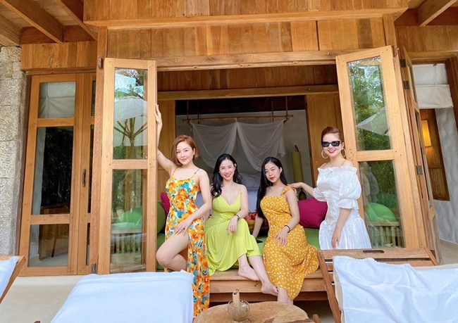 Trước đó, Trâm Anh cũng đi du lịch cùng nhóm bạn thân
