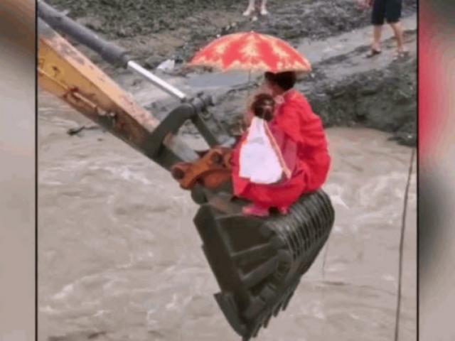 Media - Màn đón dâu có 1-0-2: Cô dâu ngồi gầu máy xúc vượt dòng nước lũ về nhà chồng