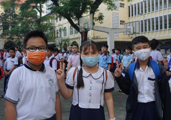 Nguyễn Trần Thanh Ngọc (ở giữa) cho biết em không cảm thấy căng thẳng khi bước vào kỳ khảo sát. Ảnh: NQ