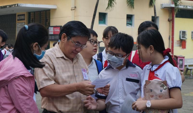 Thầy giáo hướng dẫn phòng thi cho các thí sinh. Ảnh: NQ