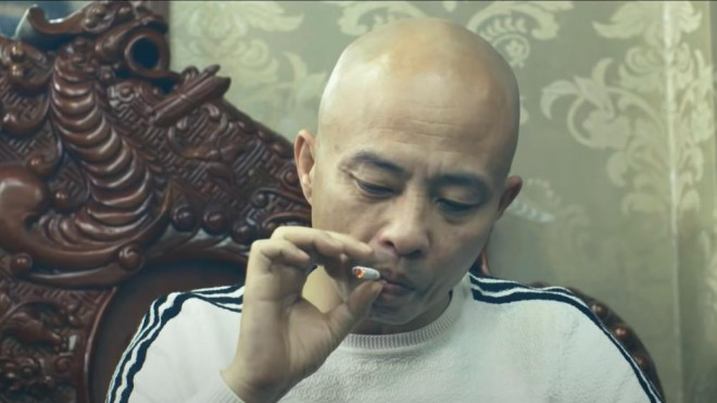 Tại phòng tập võ ở tầng 2, Đường Nhuệ ngồi ghế giữa phòng, xung quanh có nhiều đàn em đứng cạnh, bắt nạn nhân Ngọc Anh quỳ trước mặt Đường. (Ảnh minh hoạ)