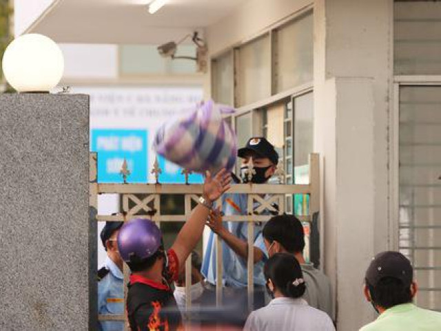 Tin tức trong ngày - Nhân viên y tế đóng vai "người vận chuyển" ở bệnh viện bị phong tỏa tại Đà Nẵng