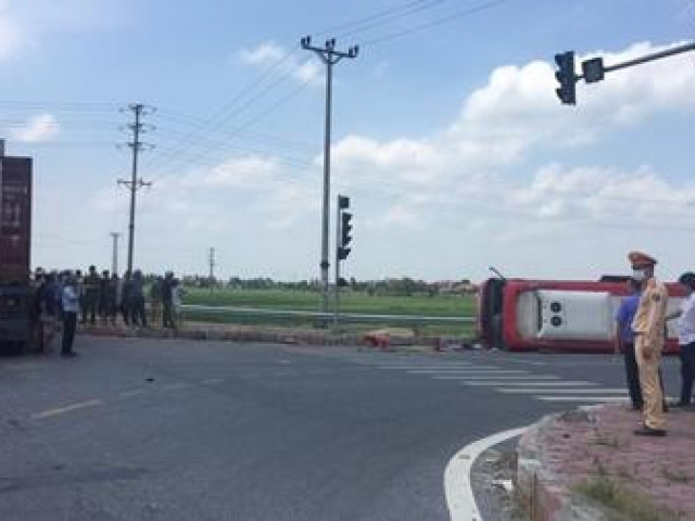 Tin tức trong ngày - Xe container đâm xe khách, ít nhất 2 người tử vong