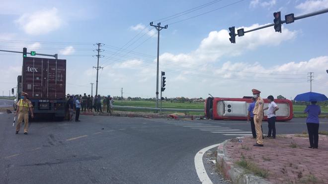 Xe container đâm xe khách, ít nhất 2 người tử vong - 2