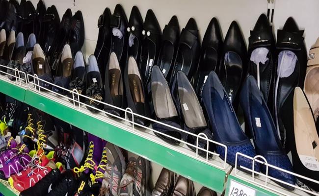 Những đôi giày nữ được tầng lớp trung lưu ưa chuộng có giá bán khoảng 13.800 won (khoảng 350.000 đồng).
