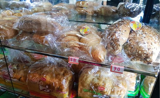 Các loại bánh mì có giá từ 55 won (đơn vị tiền tệ của Triều Tiên), tương đương khoảng 1.400 đồng. Tỷ giá quy đổi 1.000 won là khoảng 25.400 đồng.
