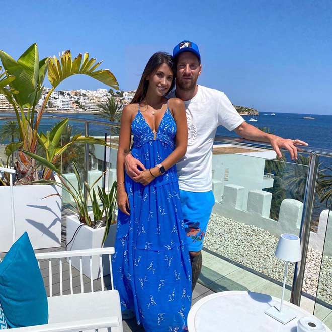 Leo Messi và vợ đẹp Antonella Roccuzzo đang đi nghỉ hè ở bãi biển nổi tiếng Ibiza (Tây Ban Nha)