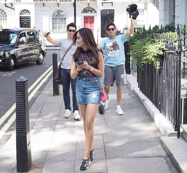Bức ảnh chụp Vorayuth cùng bạn bè ở London, Anh.