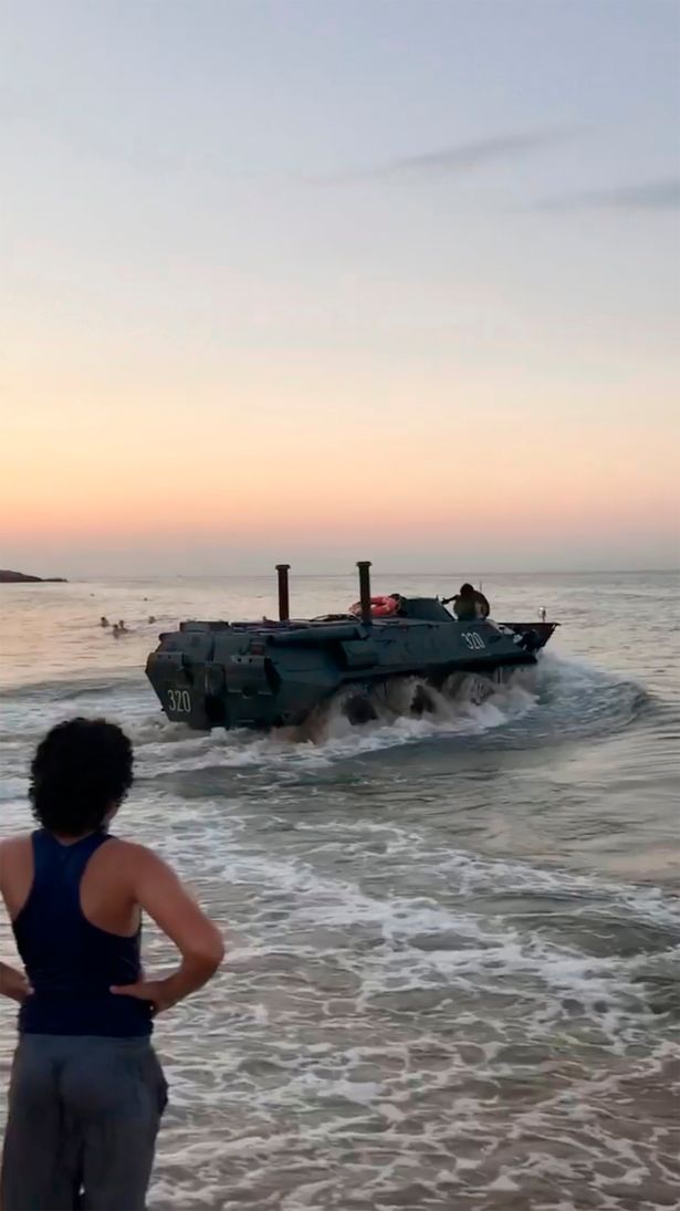 Người dân Nga bất ngờ khi nhìn thấy xe bọc thép ở bãi biển.