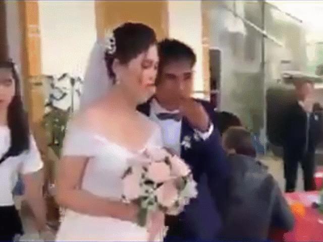 Bạn trẻ - Cuộc sống - Hành động của chú rể trong đám cưới khiến cô dâu "sôi máu" HOT nhất tuần qua