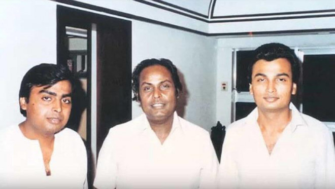 Ảnh chụp ông Dhirubhai cùng hai người con trai là Mukesh và Anil 