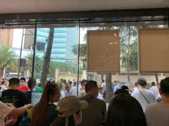 Thế giới - Hàng nghìn người hiếu kỳ trước lãnh sự quán Mỹ tại Thành Đô