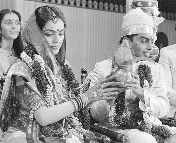 Cô gái Ấn làm dâu gia tộc giàu nhất châu Á, đặt điều kiện làm chồng nể suốt 35 năm - 1