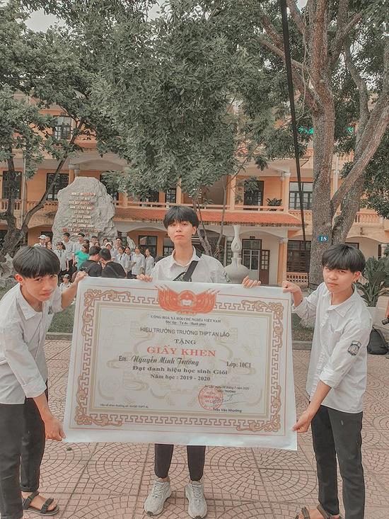 Giấy khen siêu to khổng lồ "made in học trò". 