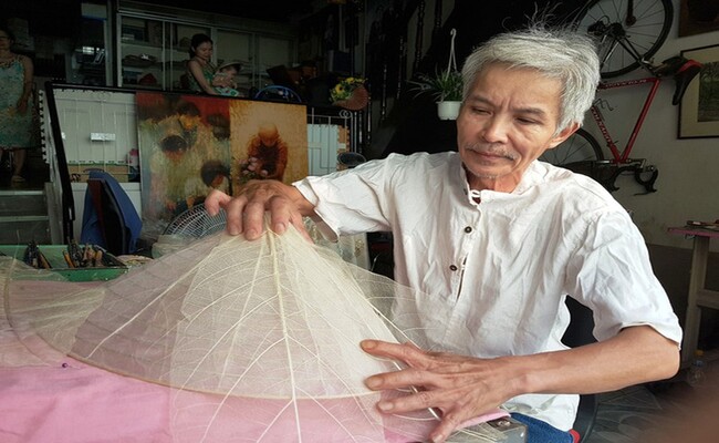 Trải qua 28 nghề, tích góp bao kinh nghiệm, cái duyên với lá bàng rừng đã đưa ông Võ Ngọc Hùng ở Huế đến với nghề làm nón bằng một loại nguyên liệu trước nay chưa ai làm.
