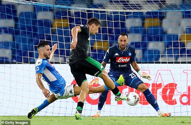 Djuricic (áo đen) bị từ chối hai bàn thắng trong trận đấu với Napoli