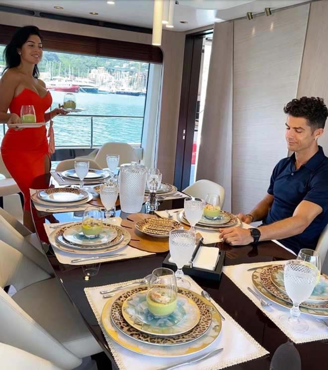 Ronaldo también compró recientemente un costoso yate para "relajarse" en el mar con su bella novia Georgina Rodríguez.