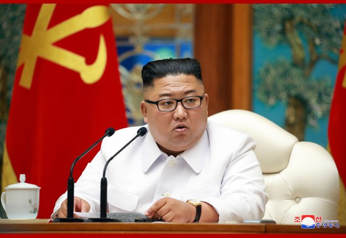 Ông Kim Jong Un chủ trì cuộc họp khẩn cấp tại Bình Nhưỡng hôm 25/7 sau khi Triều Tiên có ca nghi nhiễm Covid-19 đầu tiên. Ảnh: KCNA