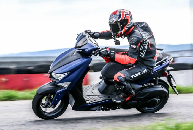 Bộ động cơ đơn xy lanh 125cc này giúp 2021 Yamaha Cygnus Gryphus có khả năng sản sinh công suất tối đa 12 mã lực tại 8.000 vòng/phút và mô-men xoắn cực đại 11,2 Nm tại 6.000 vòng/phút.
