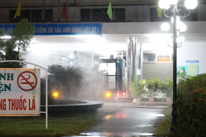 Tiểu đoàn Phòng hóa đã huy động 8 phương tiện đặc chủng để tiến hành khử trùng, tẩy độc tại Bệnh viện C, Bệnh viện Đà Nẵng ngay trong đêm 26-7