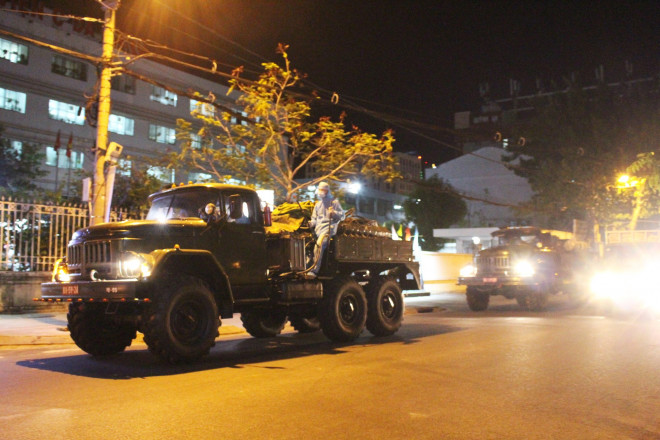 Chùm ảnh: Phun thuốc tiêu độc hai bệnh viện tại Đà Nẵng trong đêm - 4