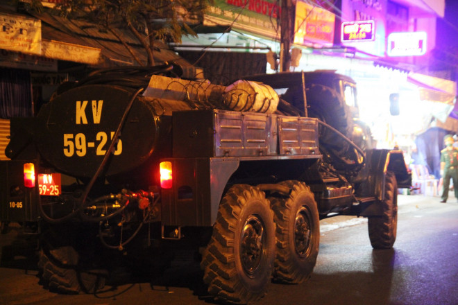 Để vận hành phun hóa học, đơn vị đã điều hơn 50 chiến sĩ trực tiếp làm nhiệm vụ phối hợp cùng lực lượng Kiểm soát quân sự, lực lượng CSGT Công an TP Đà Nẵng bảo vệ vòng ngoài