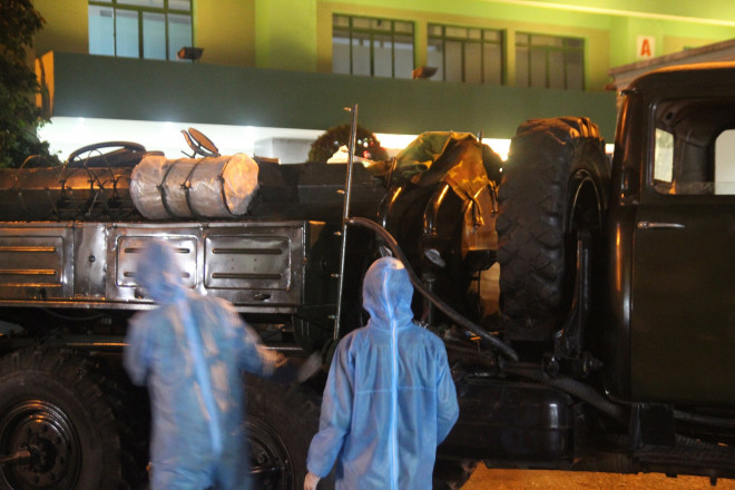 Binh chủng Hóa học phun thuốc tại Bệnh viện Đà Nẵng – nơi đang cách ly hơn 2.000 người