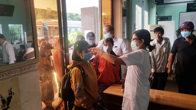 Cơ quan chức năng&nbsp;kiểm tra thân nhiệt hành khách tại ga Diêu Trì để phòng, chống dịch Covid-19. Ảnh: Xuân Vinh