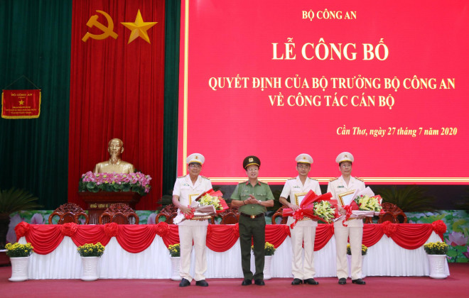Đại tá Nguyễn Văn Phương tặng hoa cho 3 tân Phó Giám đốc Công an Cần Thơ