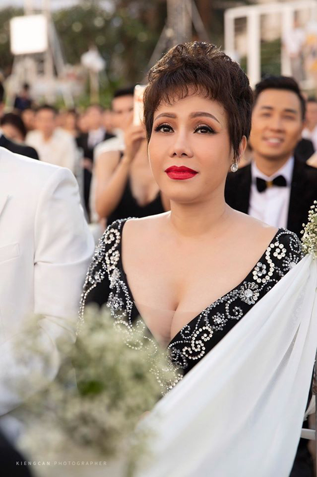 Nữ diễn viên Việt Hương từng phải lên tiếng về bộ váy khoét ngực khi dự tiệc cưới của Đông Nhi - Ông Cao Thắng.
