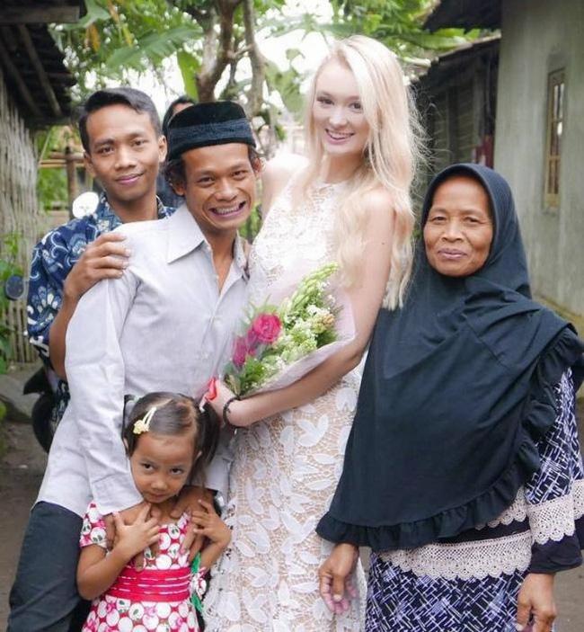 Karna Radheya, hướng dẫn viên du lịch, huấn luyện viên lướt sóng người Indonesia, quen Polly Alexandria Robinson, một người mẫu đến từ Anh, trong chuyến du lịch vào năm 2017. Cả hai hẹn hò hơn 1,5 năm trước khi tổ chức đám cưới vào năm 2018 tại Bali.