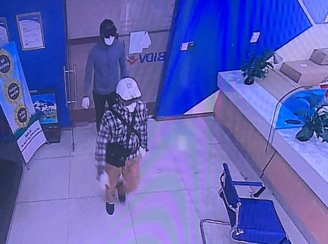 &nbsp;Hình ảnh hai nghi phạm bị camera an ninh ghi lại.