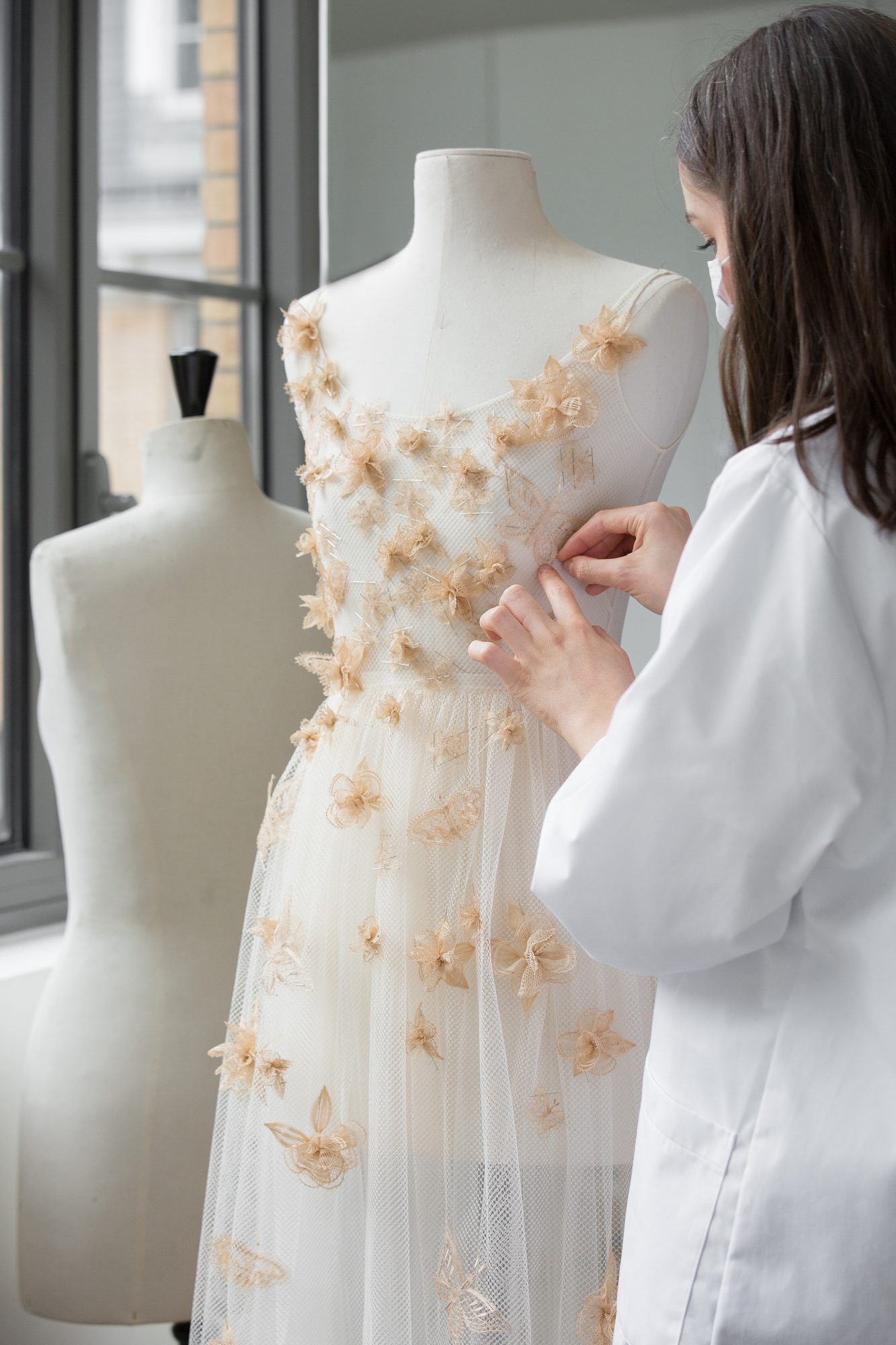 Kỹ thuật từ thế kỷ 15 có nguy cơ thất truyền trong chiếc váy của Dior - 2
