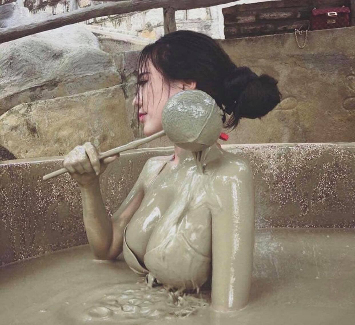 Thiếu nữ Việt tắm bùn, gây mê vì góc chụp cận với body quyến rũ.