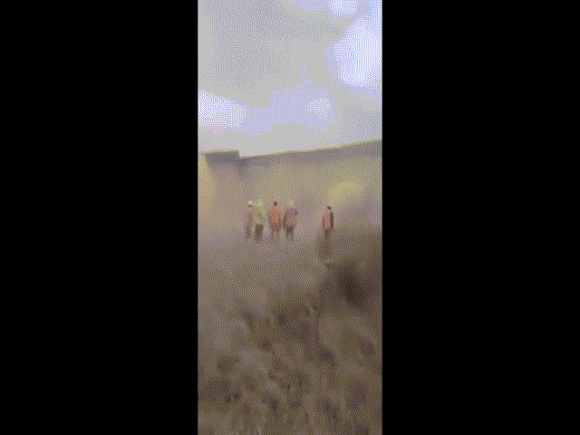 Thế giới - Video: “Bức tường biên giới” của ông Trump đổ sập vì bão lớn ở Texas