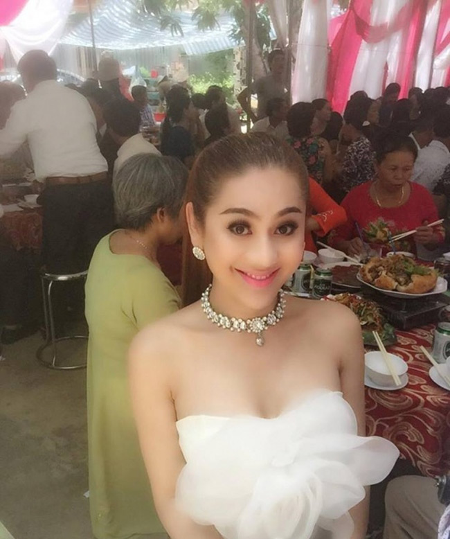 Đi ăn cưới, "công chúa" Lâm Khánh Chi luôn muốn thể hiện vẻ rạng rỡ.
