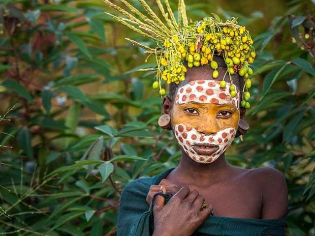 Hình ảnh đáng kinh ngạc của những bộ lạc ở Châu Phi được một nữ y tá ghi lại