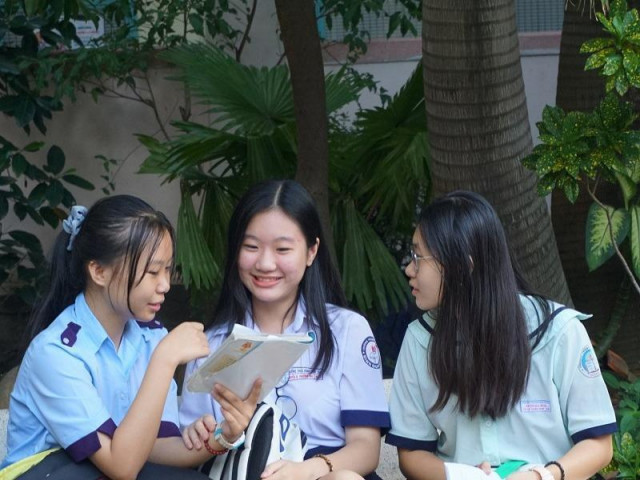 Giáo dục - du học - TP.HCM: Điểm chuẩn chuyên Toán, Văn, Anh đều tăng