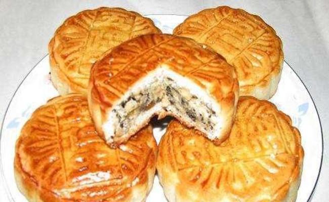 Đây là một biến thể của loại bánh nướng nhân đậu phụ lên men nổi tiếng ở Chaoshan, tỉnh Quảng Đông, Trung Quốc. Món bánh này thường được người dân địa phương đem cúng vào ngày mùng một và ngày rằm hàng tháng.
