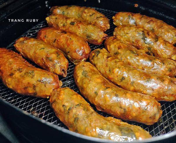 Thưởng thức món dồi sụn nướng với tương ớt, ăn kèm rau húng quế đảm bảo hấp dẫn vô cùng.