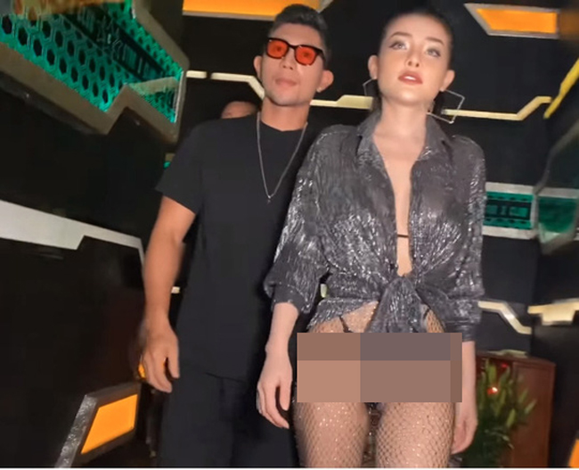 Trong khi đó nhân vật chính chỉ bị cấm diễn 4 tháng. Cụ thể người đẹp đã diện bikini dây, mix bên ngoài là tất lưới trông vô cùng nhức mắt.
