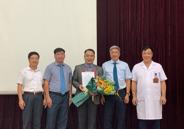 Thứ trưởng Bộ Y tế Nguyễn Trường Sơn đã trao Quyết định bổ nhiệm Tân Phó Giám đốc Nguyễn Trung Cấp.