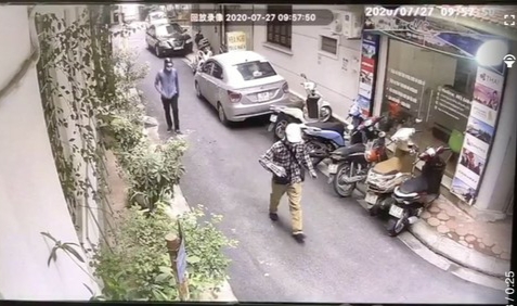 Camera an ninh ghi lại hình ảnh 2 nghi phạm nổ súng cướp ngân hàng.