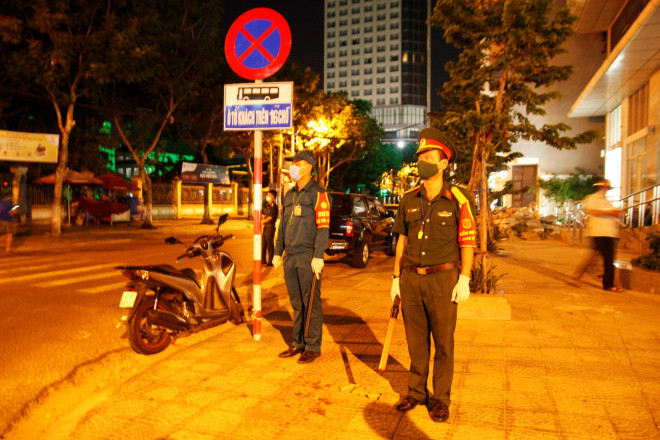 Lực lượng chức năng làm nhiệm vụ chống dịch tại TP Đà Nẵng (ảnh: NLĐ)