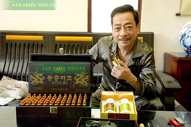 Nghệ sỹ Hoàng Dũng tin dùng các sản phẩm Đông Trùng Hạ Thảo tại Sâm Triều Tiên. Viên đông trùng hạ thảo với thành phần 100% đông trùng hạ thảo, bồ bổ sức khoẻ, tăng cường sinh lực.