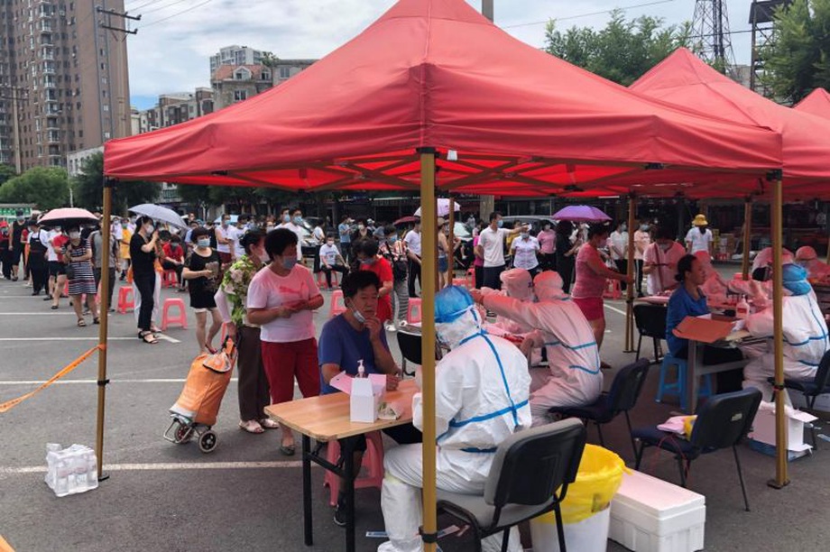 &nbsp;Xét nghiệm Covid-19 toàn dân ở thành phố Đại Liên, tỉnh Liêu Ninh (ảnh: SCMP)