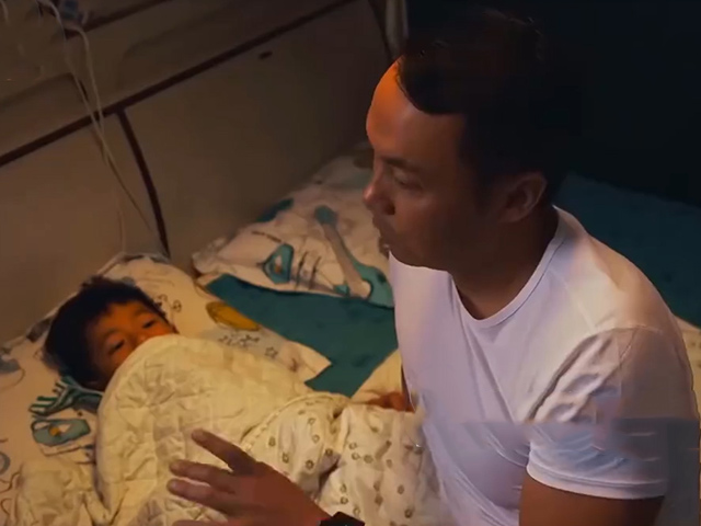 Video Clip Cười - Ông bố mê game và cậu con trai "gợi đòn"