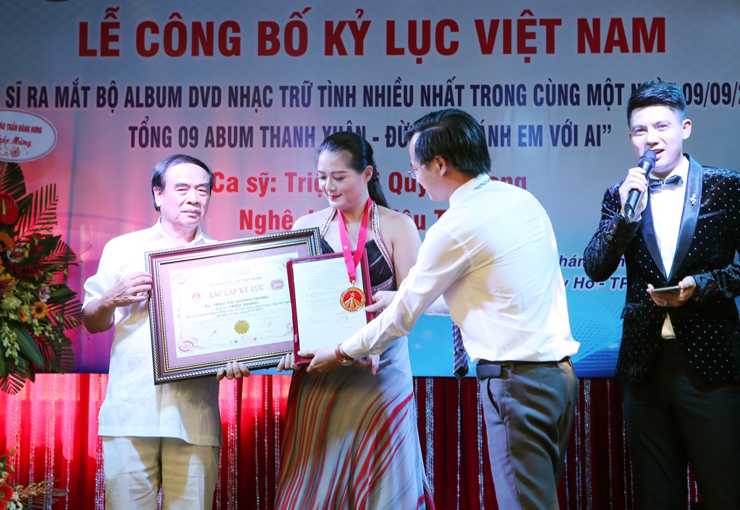 Vừa lập kỷ lục Guinness Việt Nam, nữ ca sĩ này được fan tặng ngay căn nhà - 1