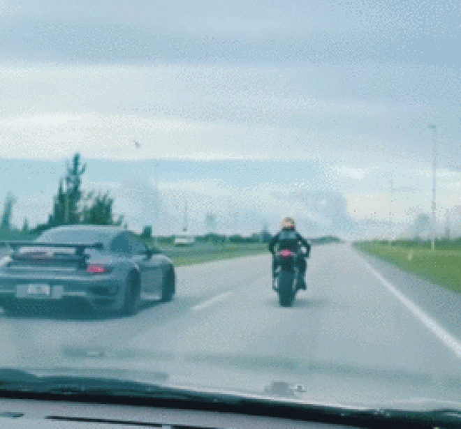 Video: Môtô vỡ tan đầu, lái xe lộn vòng chỉ vì đọ tốc độ với siêu xe 4 bánh - 1